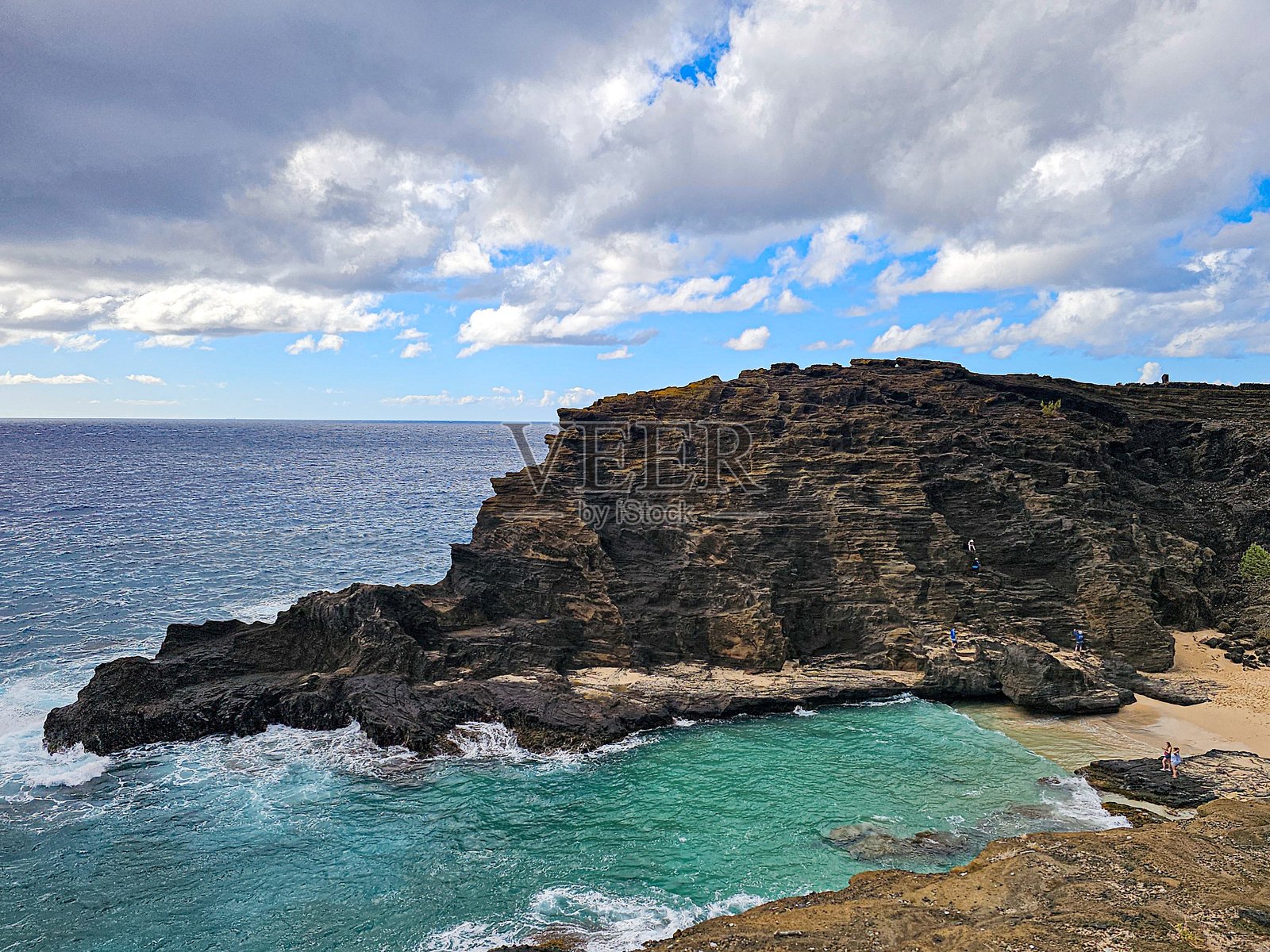 俯瞰碧蓝海洋的海岸悬崖照片摄影图片