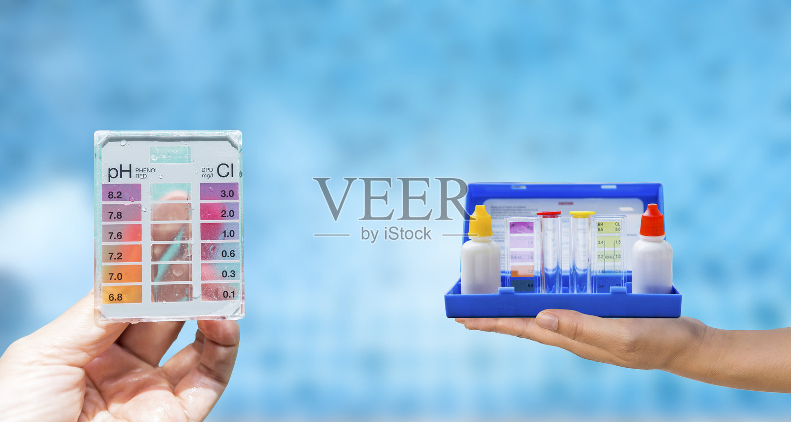 女孩手中拿着水质测试仪，背景是模糊的游泳池水。照片摄影图片