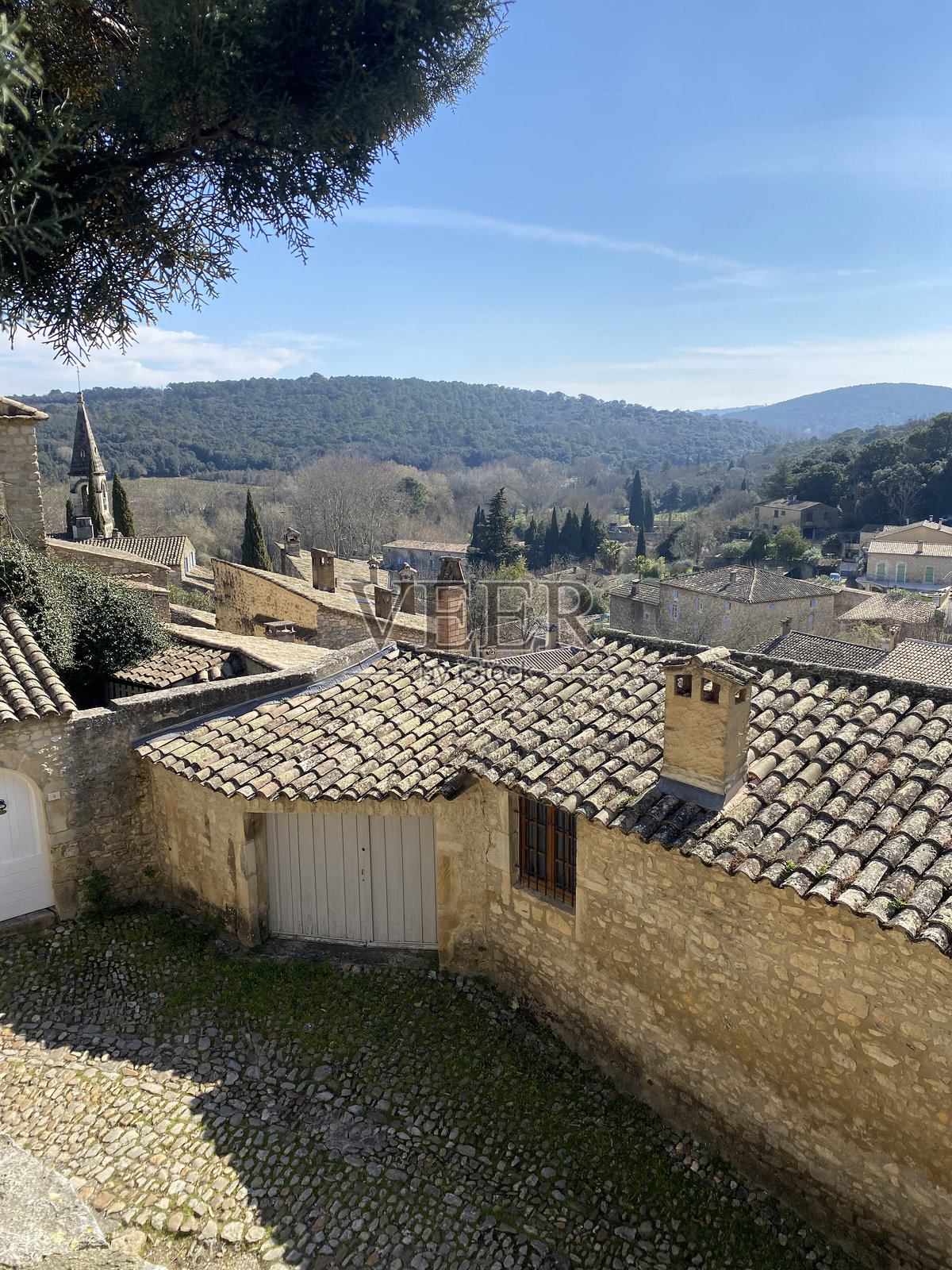 风景如画的普罗旺斯村庄街道：拉罗克-苏尔-塞兹照片摄影图片