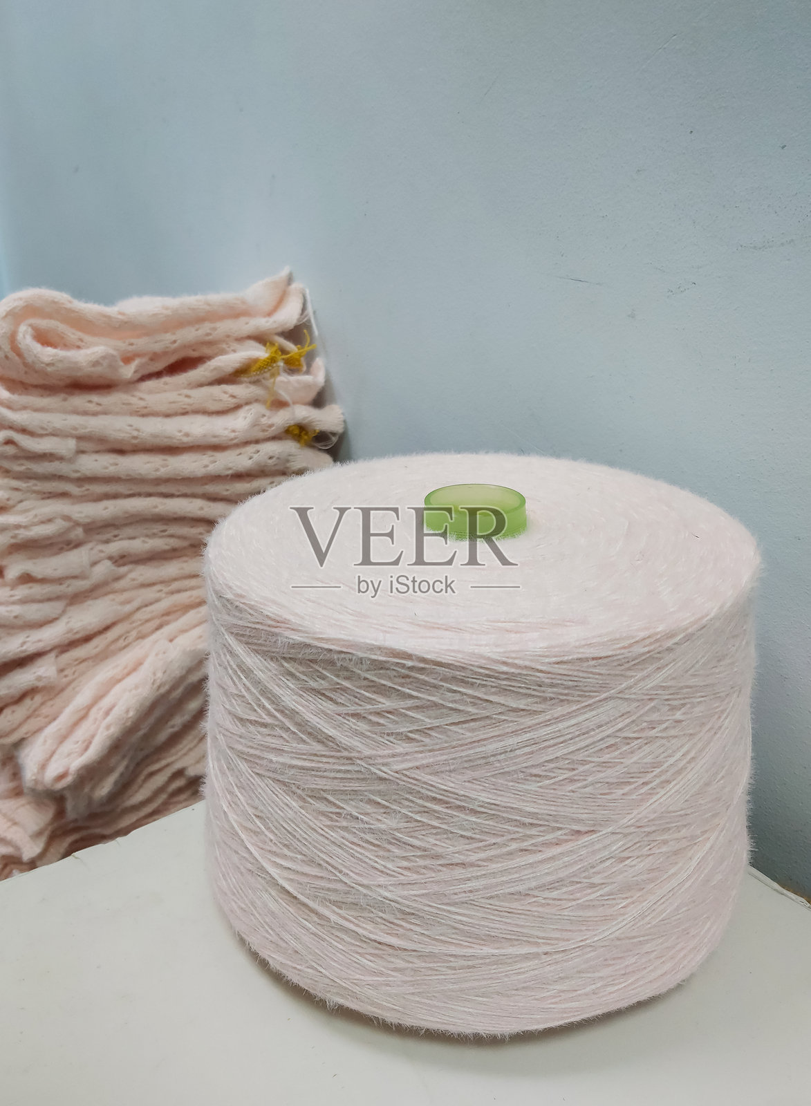 用于纺织品和纺织工业的粉色毛线线轴照片摄影图片