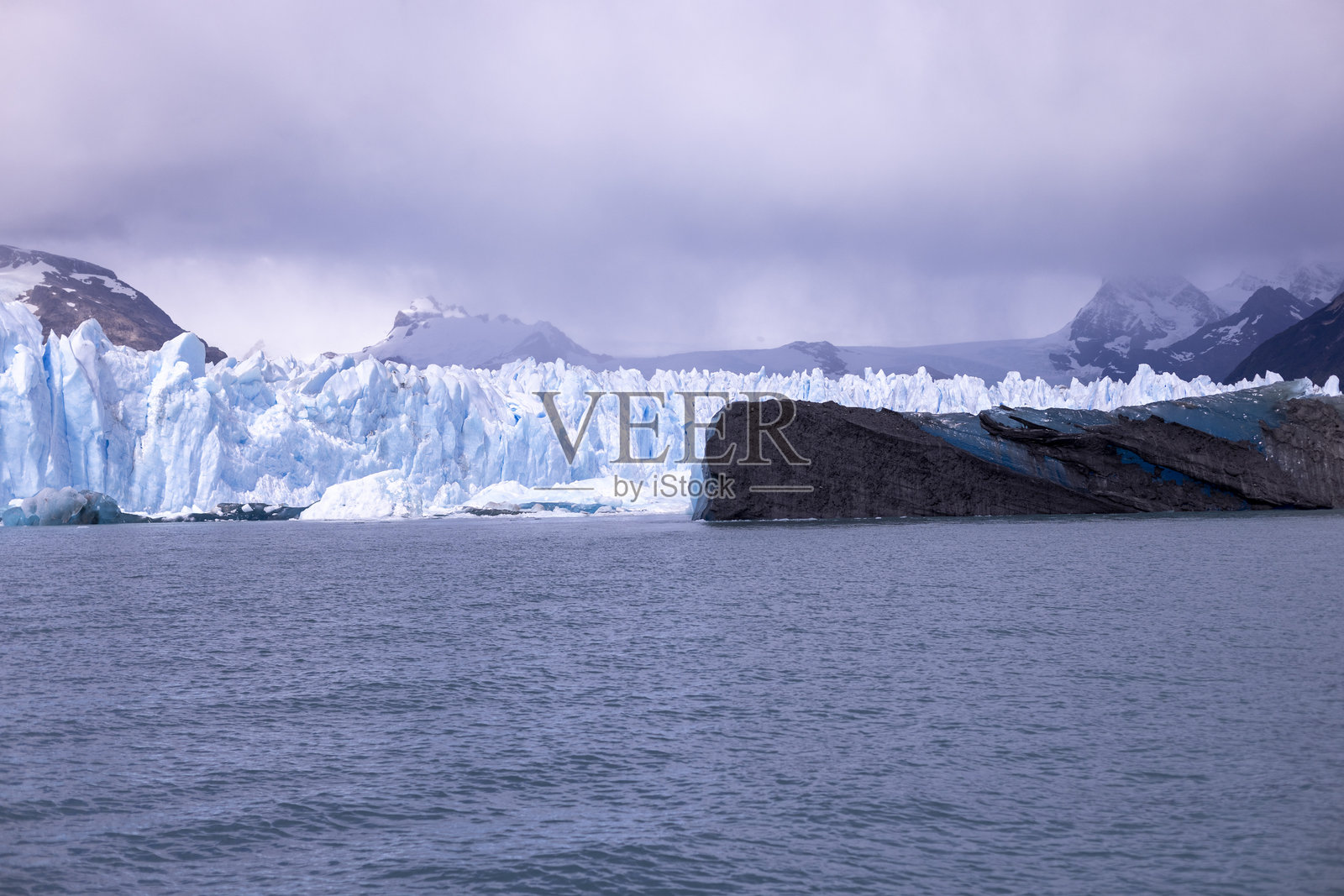从阿根廷湖俯瞰佩里托·莫雷诺冰川照片摄影图片