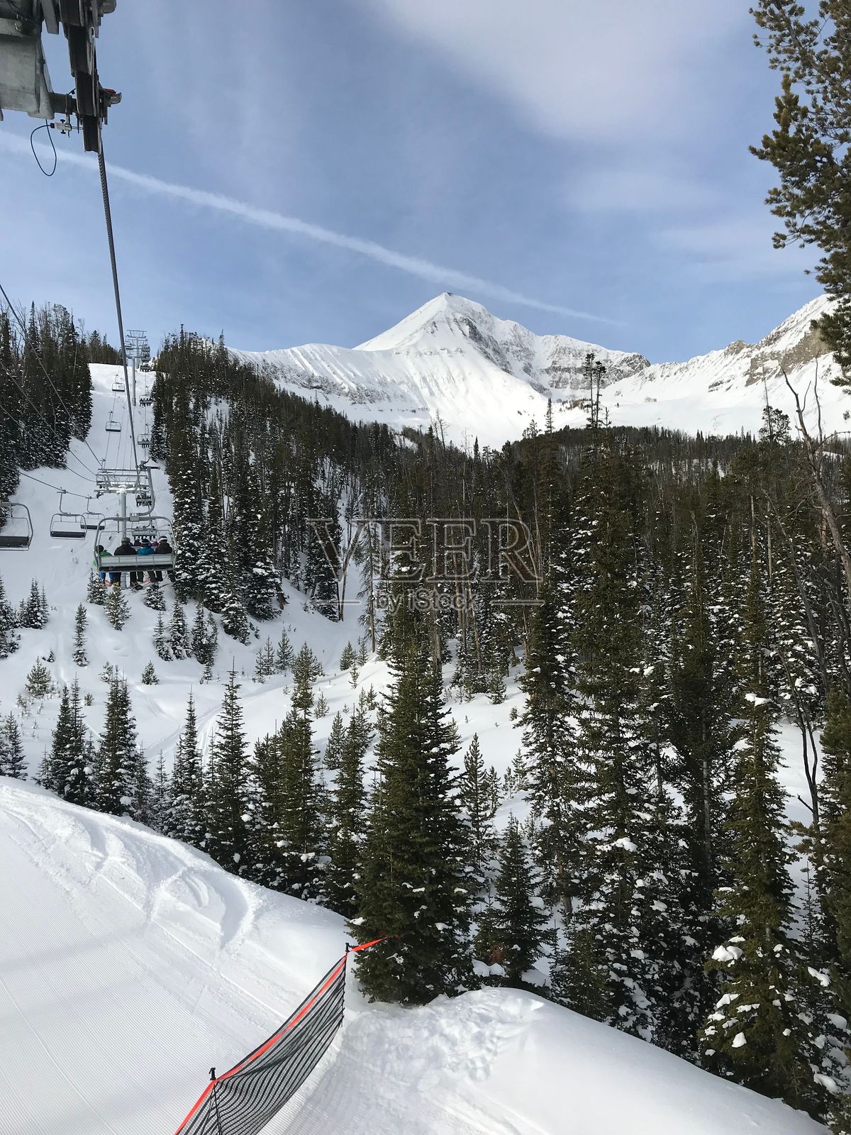 滑雪缆车与雪山峰。照片摄影图片