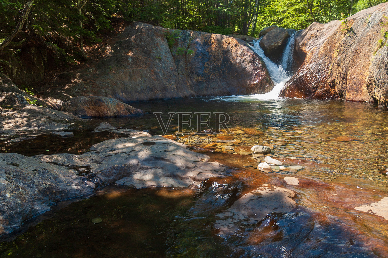 晴朗夏日的小瀑布照片摄影图片
