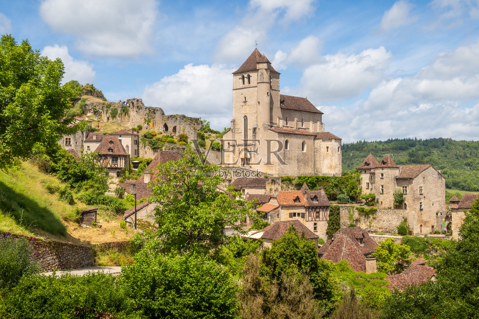 法国奥克西塔尼地区的圣西尔克-拉波皮古老的悬崖村庄及其教堂照片摄影图片