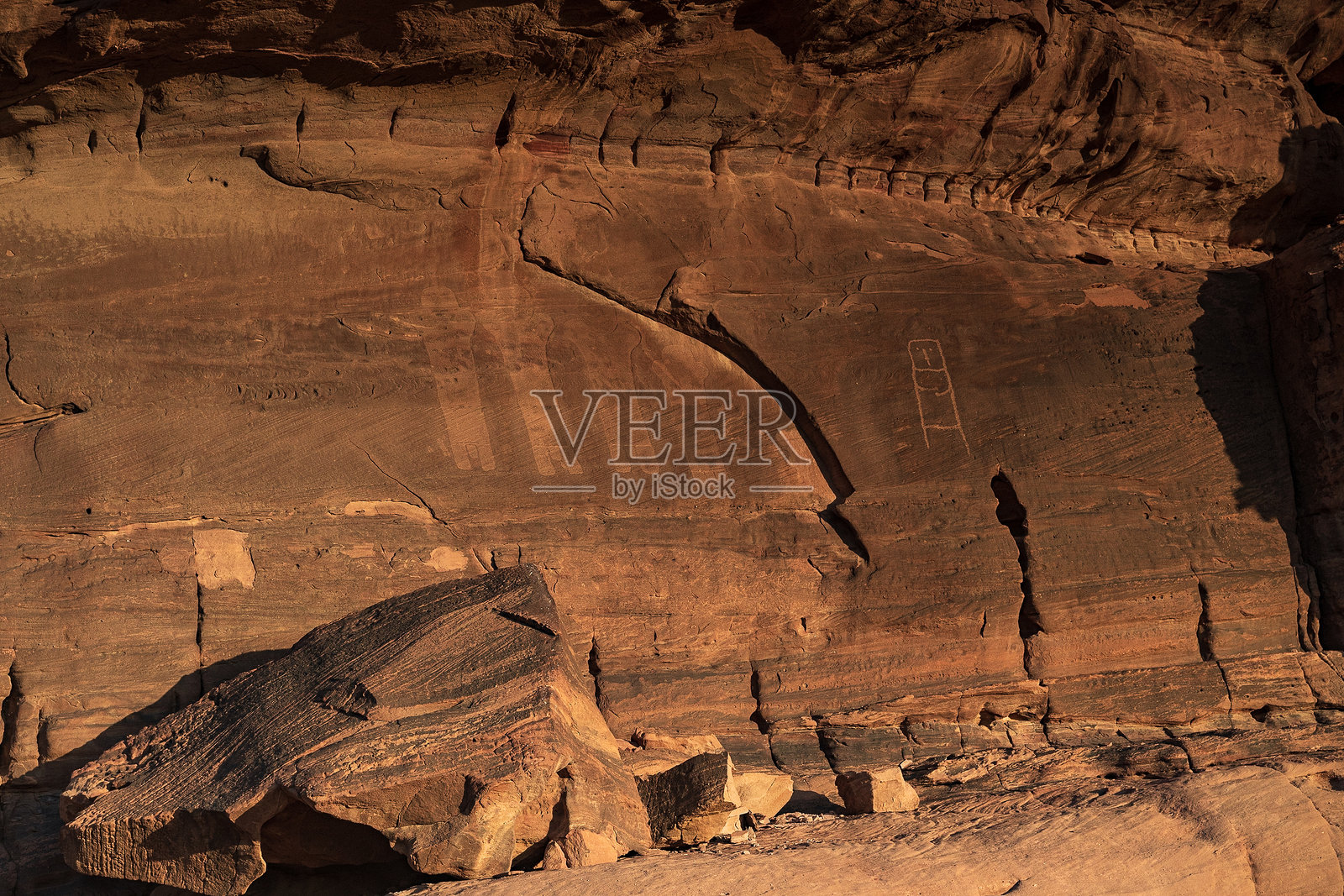 沙特阿拉伯巴贾达沙漠中的岩石印记。照片摄影图片