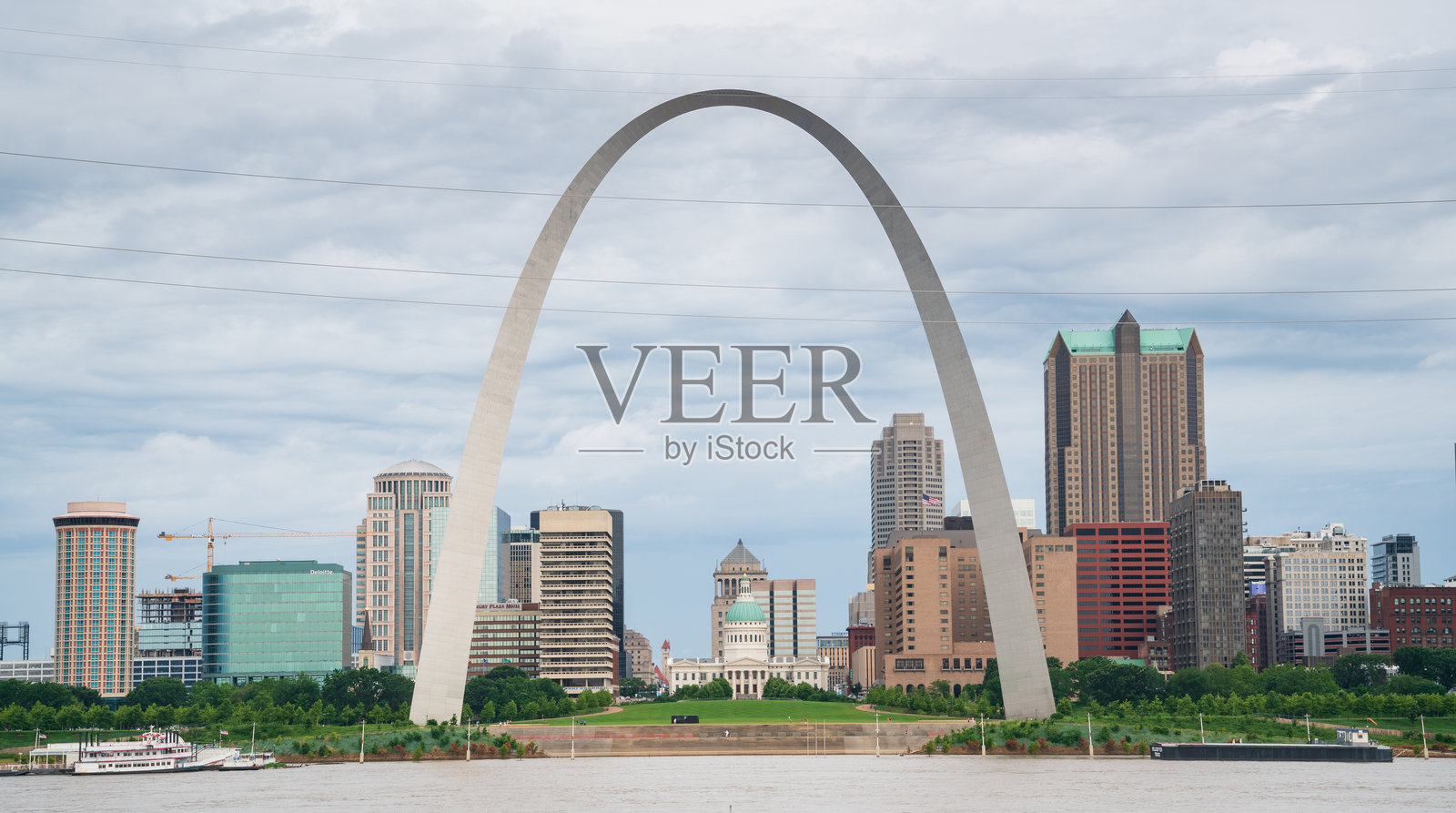 大拱门国家公园与圣路易斯天际线照片摄影图片