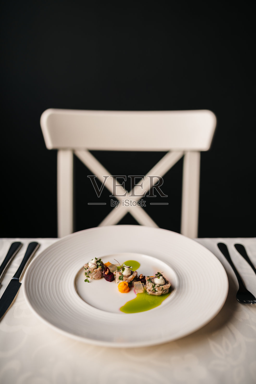 盘子上的鲤鱼、苹果和香草照片摄影图片