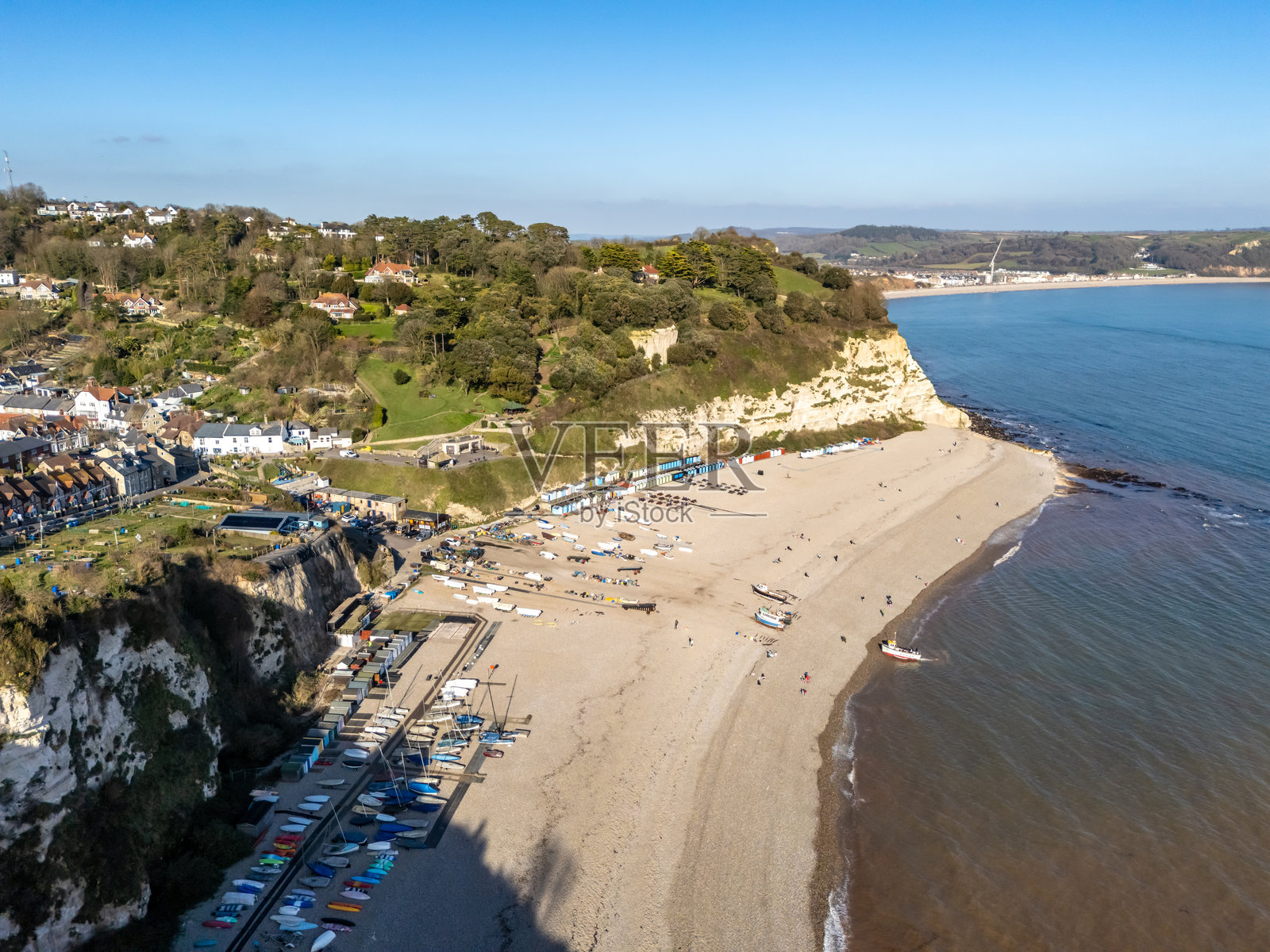 海滩上的啤酒，俯瞰西顿的美景照片摄影图片