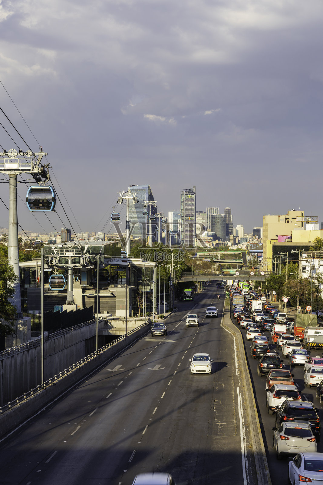 墨西哥城的城市风景与缆车线路照片摄影图片
