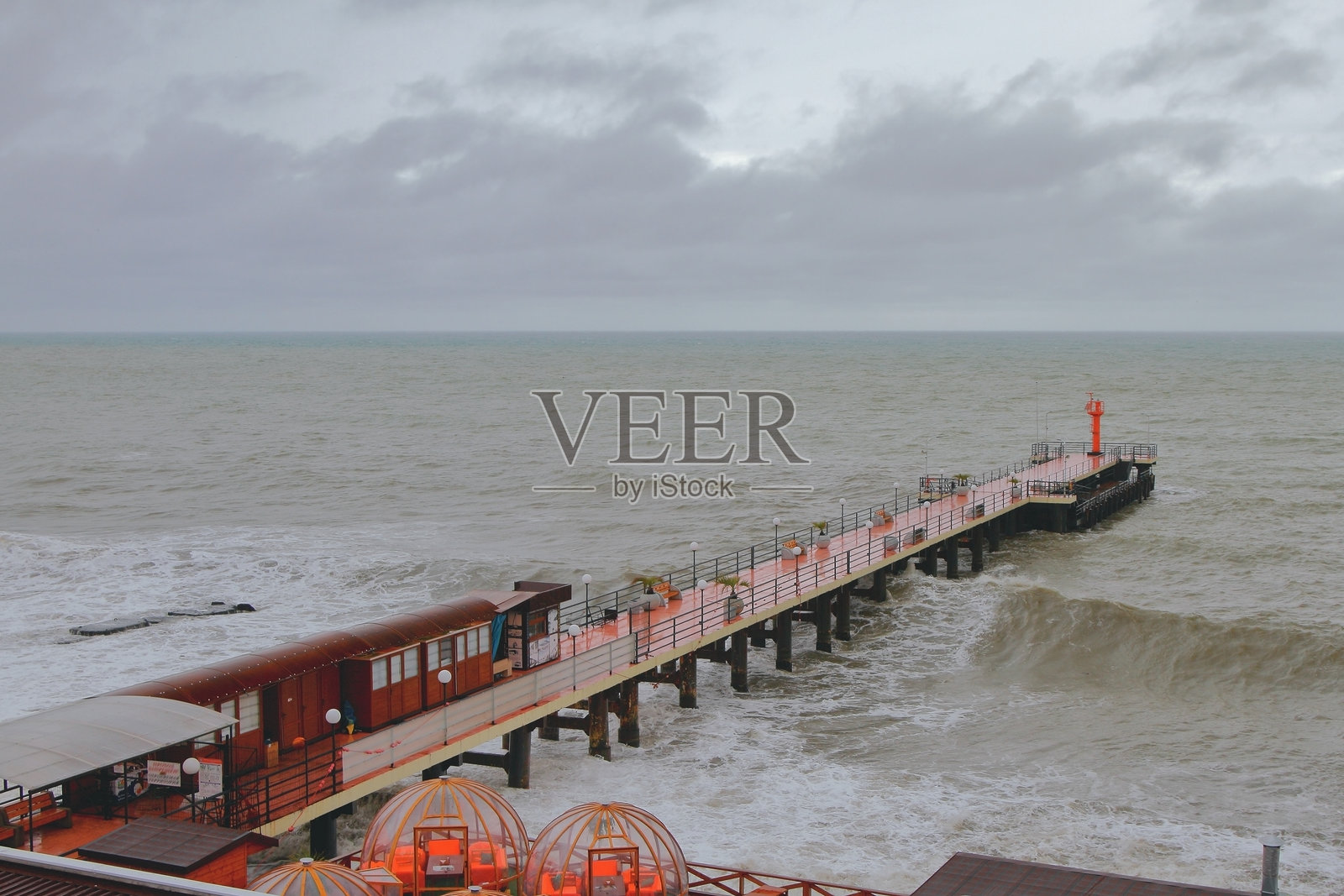 波浪冲击码头和海岸。阿德勒，索契，俄罗斯照片摄影图片