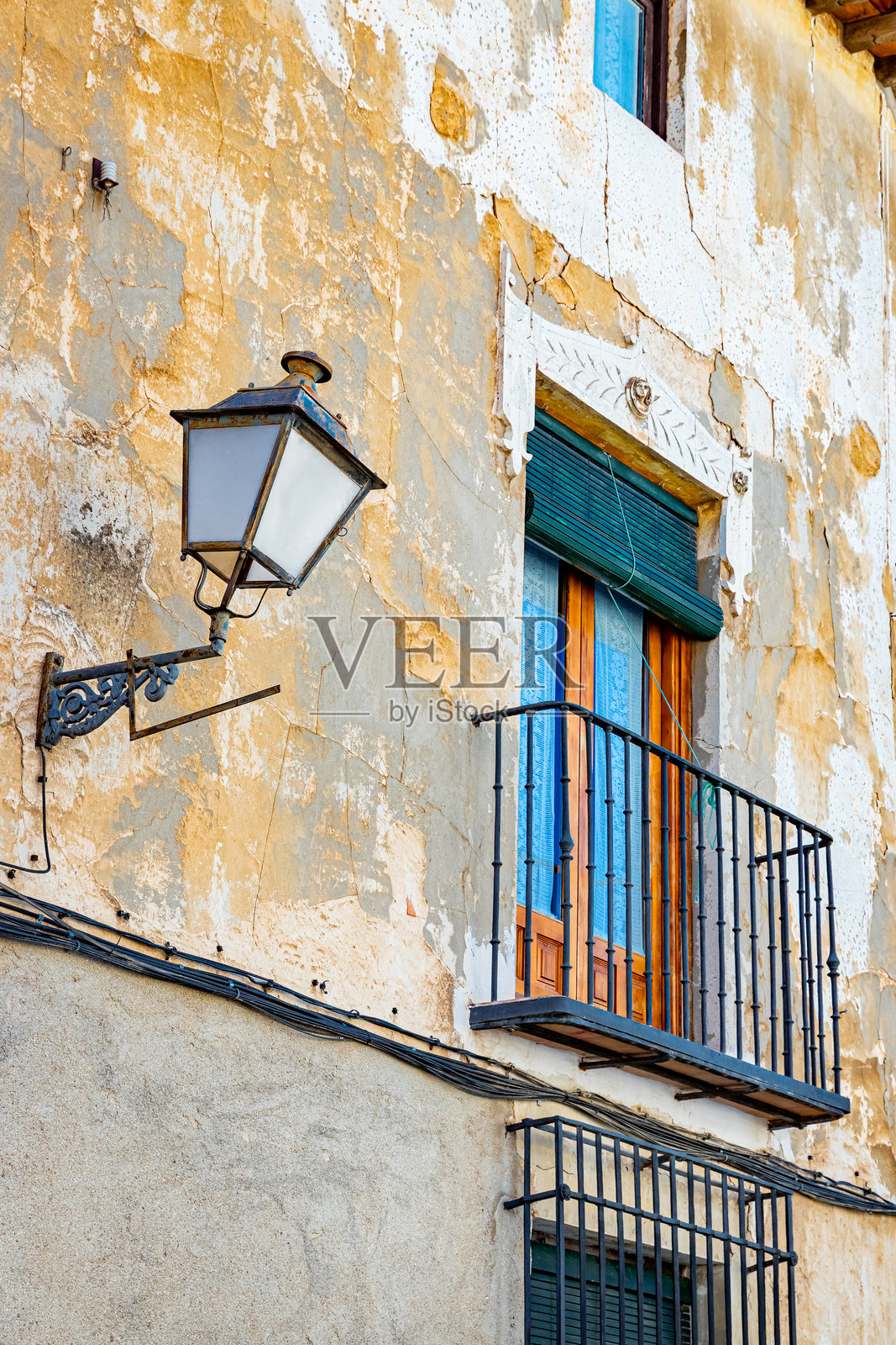 奢华的窗户和阳台，西班牙钦琼照片摄影图片