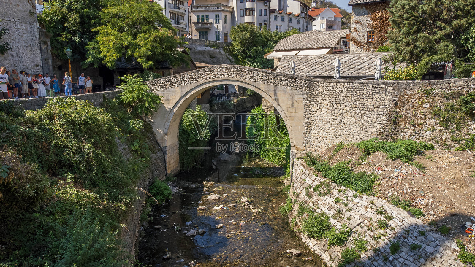 沉浸在自然中的弯曲桥和莫斯塔尔的街道照片摄影图片