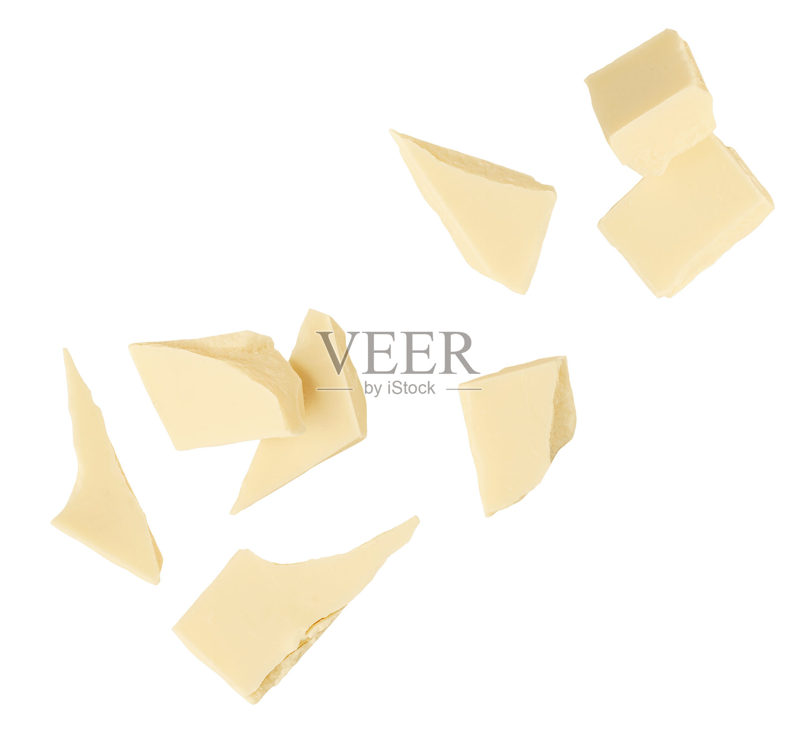 孤立的白巧克力棒爆炸。悬浮的牛奶巧克力块在白色背景上破碎。掉落的巧克力块。包装设计元素照片摄影图片