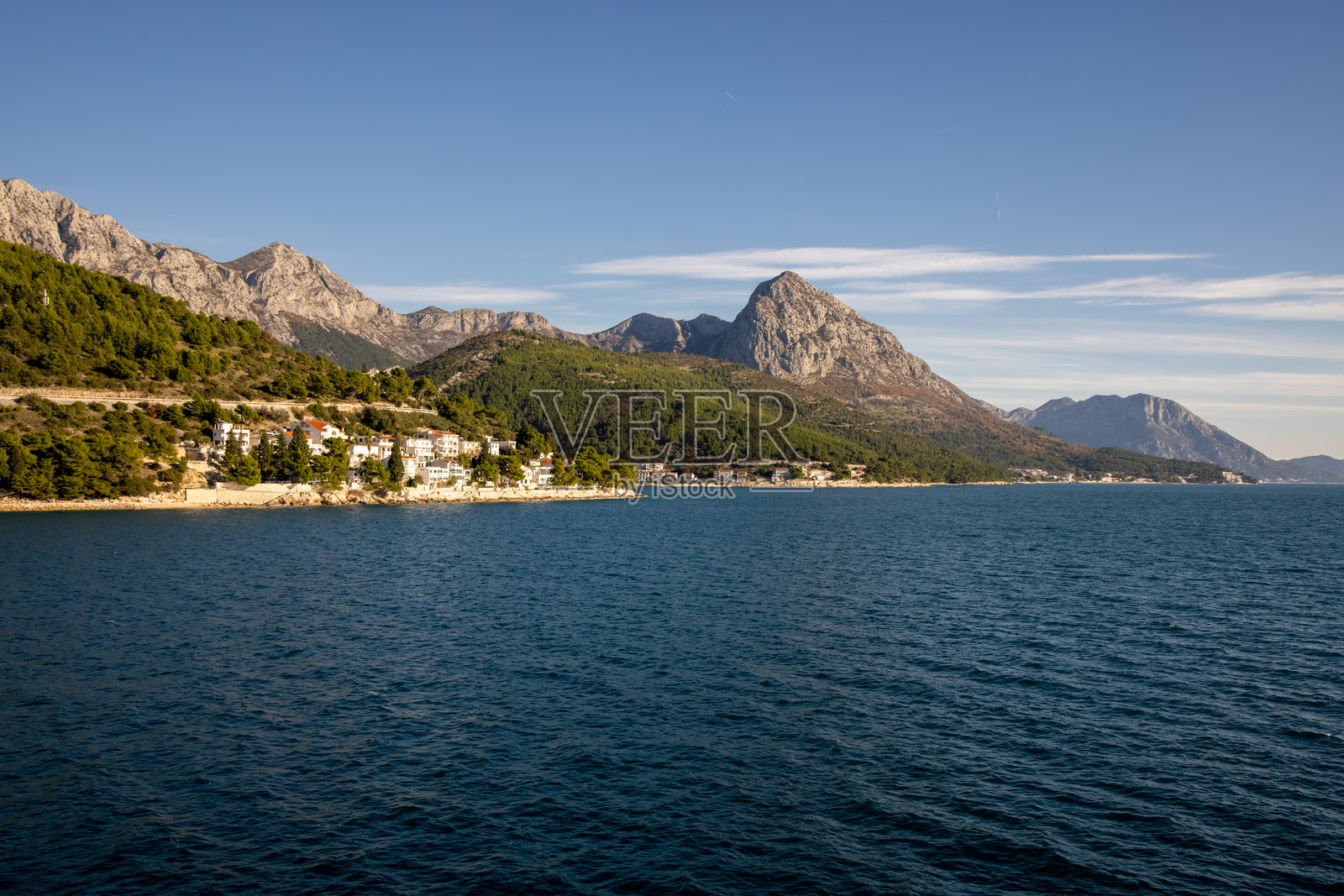 宁静蓝海旁壮丽的山景照片摄影图片