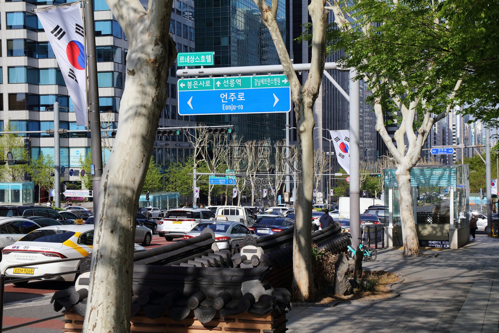 首尔江南的Teheran-ro街道照片摄影图片