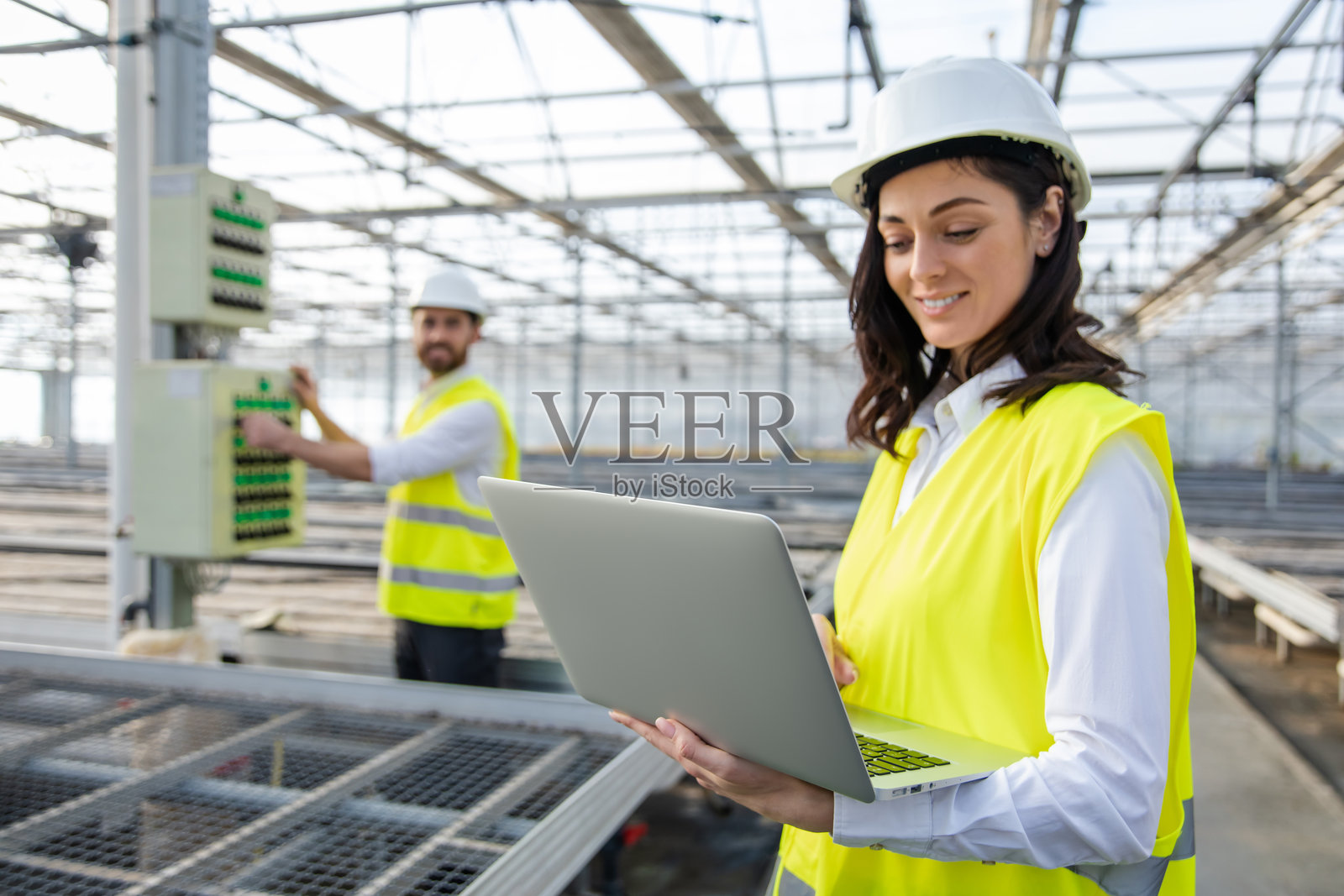 两名工程师在施工现场进行检查，显得非常投入照片摄影图片