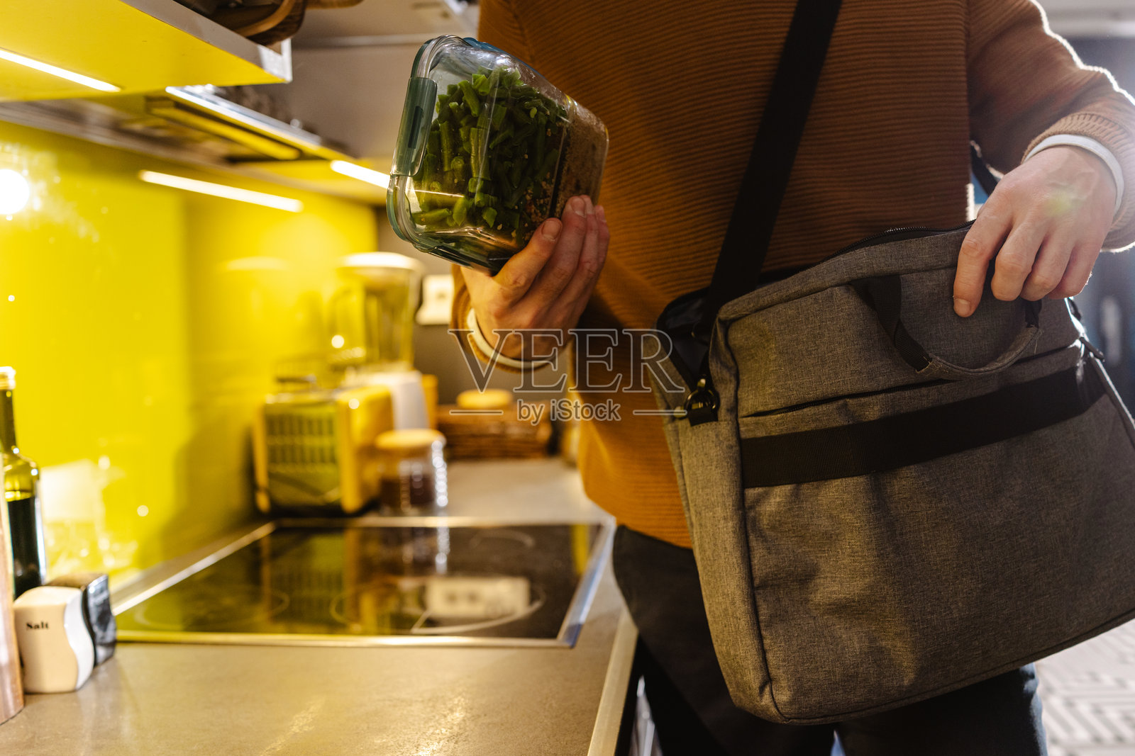在厨房准备午餐盒和背包，为即将到来的一天做准备照片摄影图片