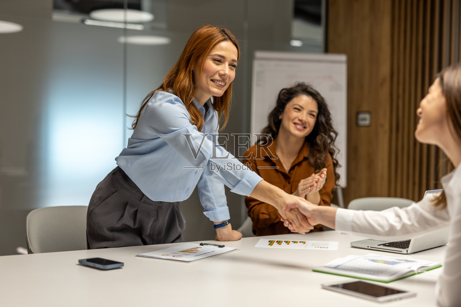 商务女性在办公室成功会议后握手照片摄影图片