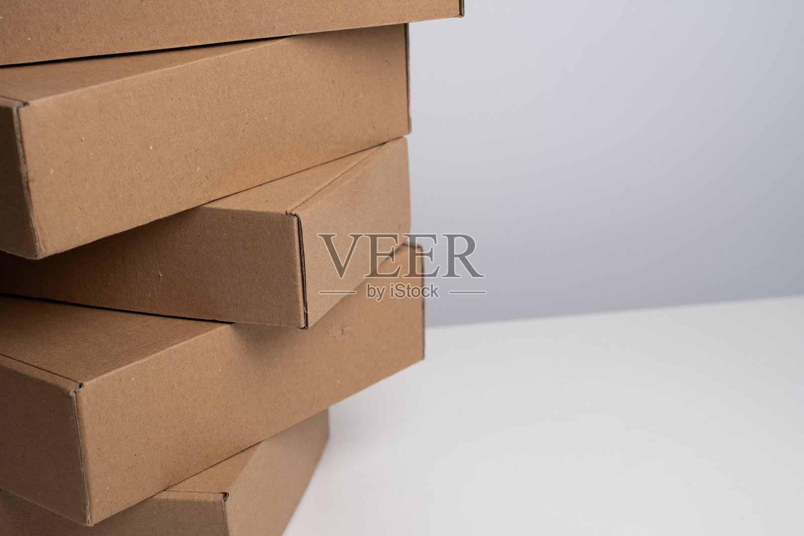 棕色纸箱。白色背景上的纸板箱。留白处可填写文字。礼品盒照片摄影图片