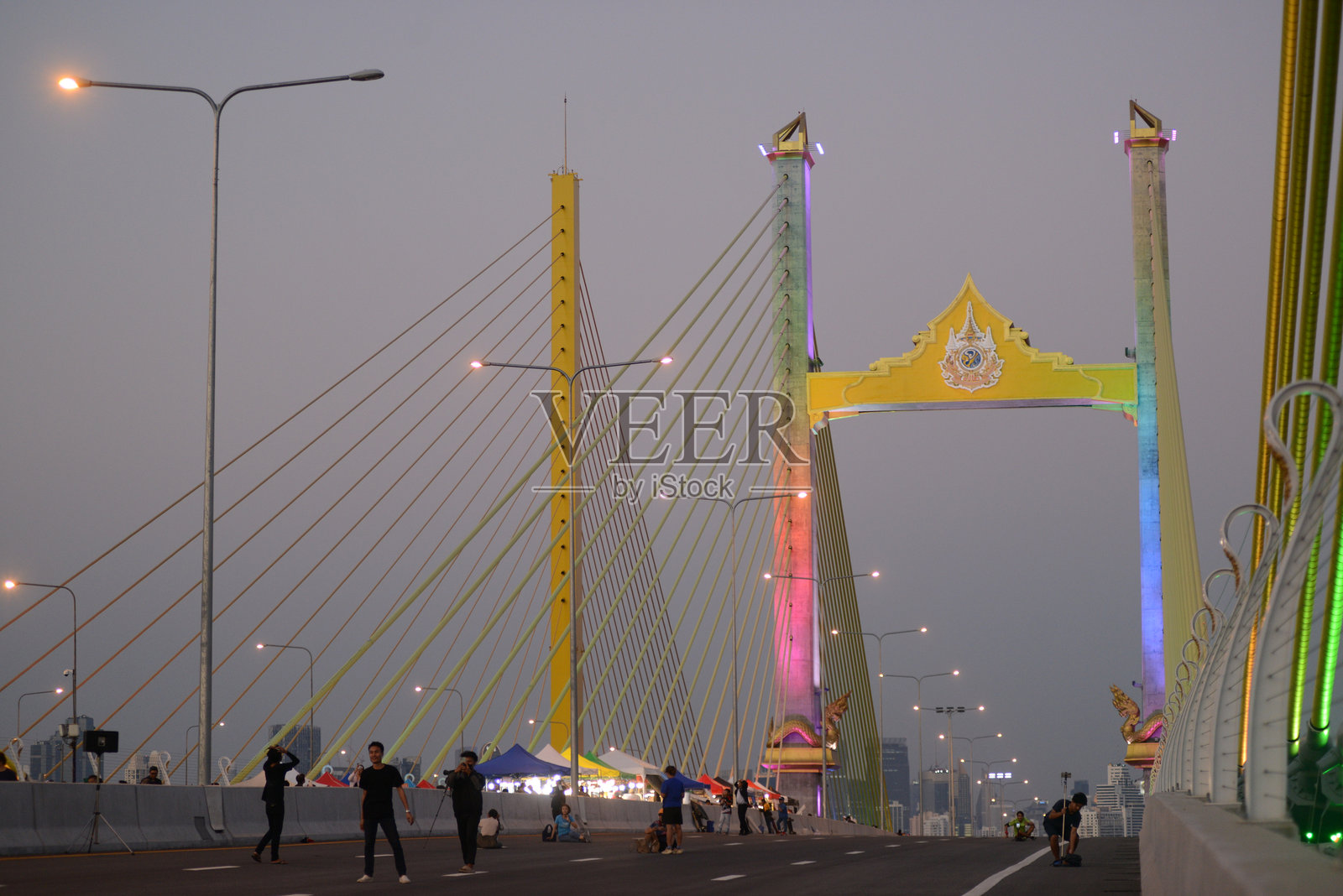 在湄南河上，色彩斑斓的托萨玛拉昌桥（拉玛九世桥）黄昏时分的美景。泰国首都曼谷的美丽。照片摄影图片