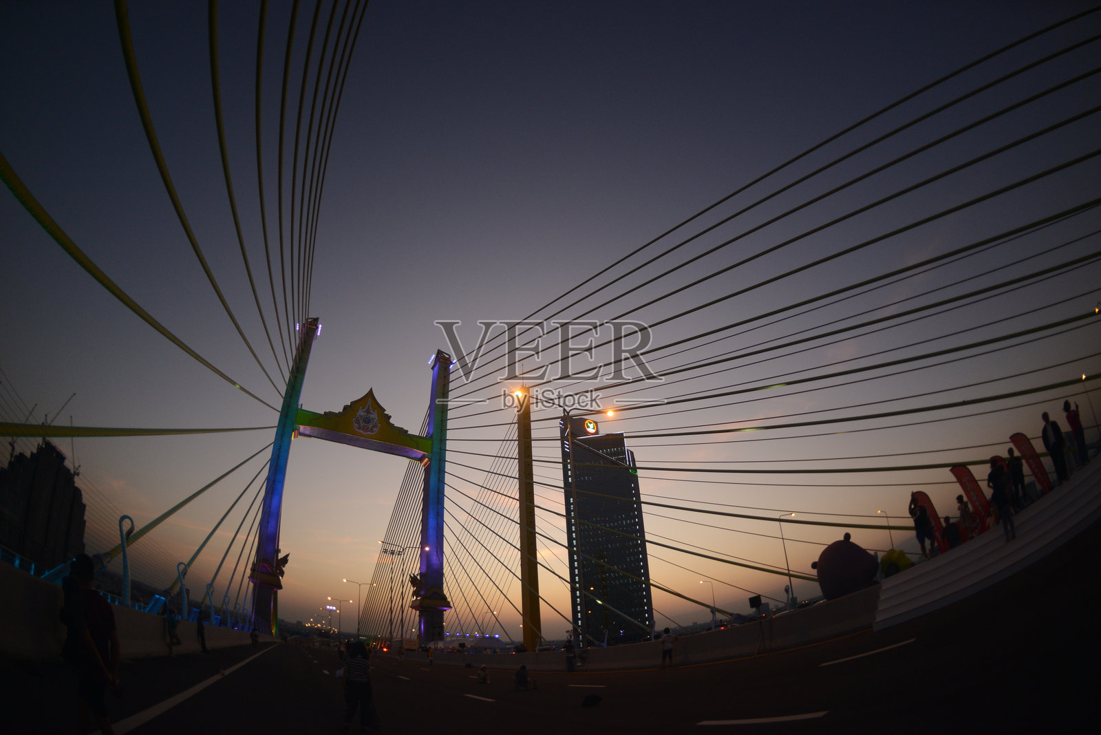 塔萨玛拉昌桥（拉玛九桥）黄昏时分，横跨湄南河。美丽的泰国首都曼谷。照片摄影图片