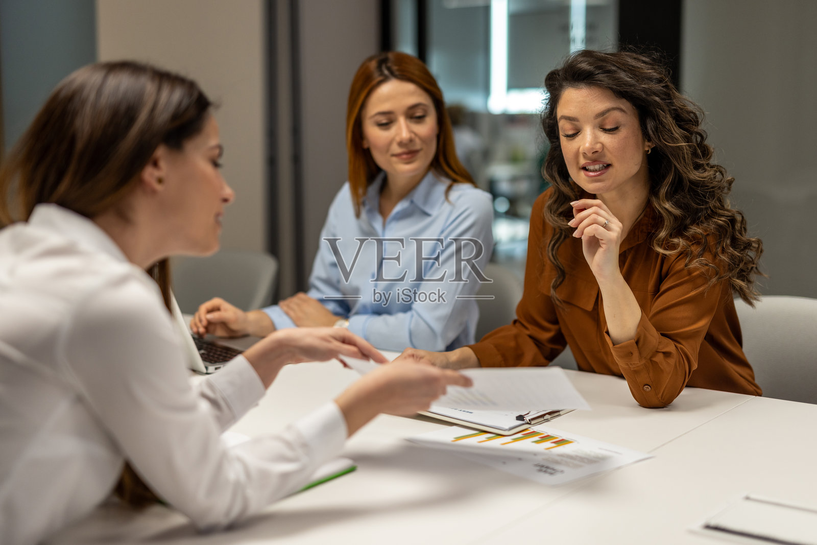 女商人在办公室开会讨论财务结果照片摄影图片