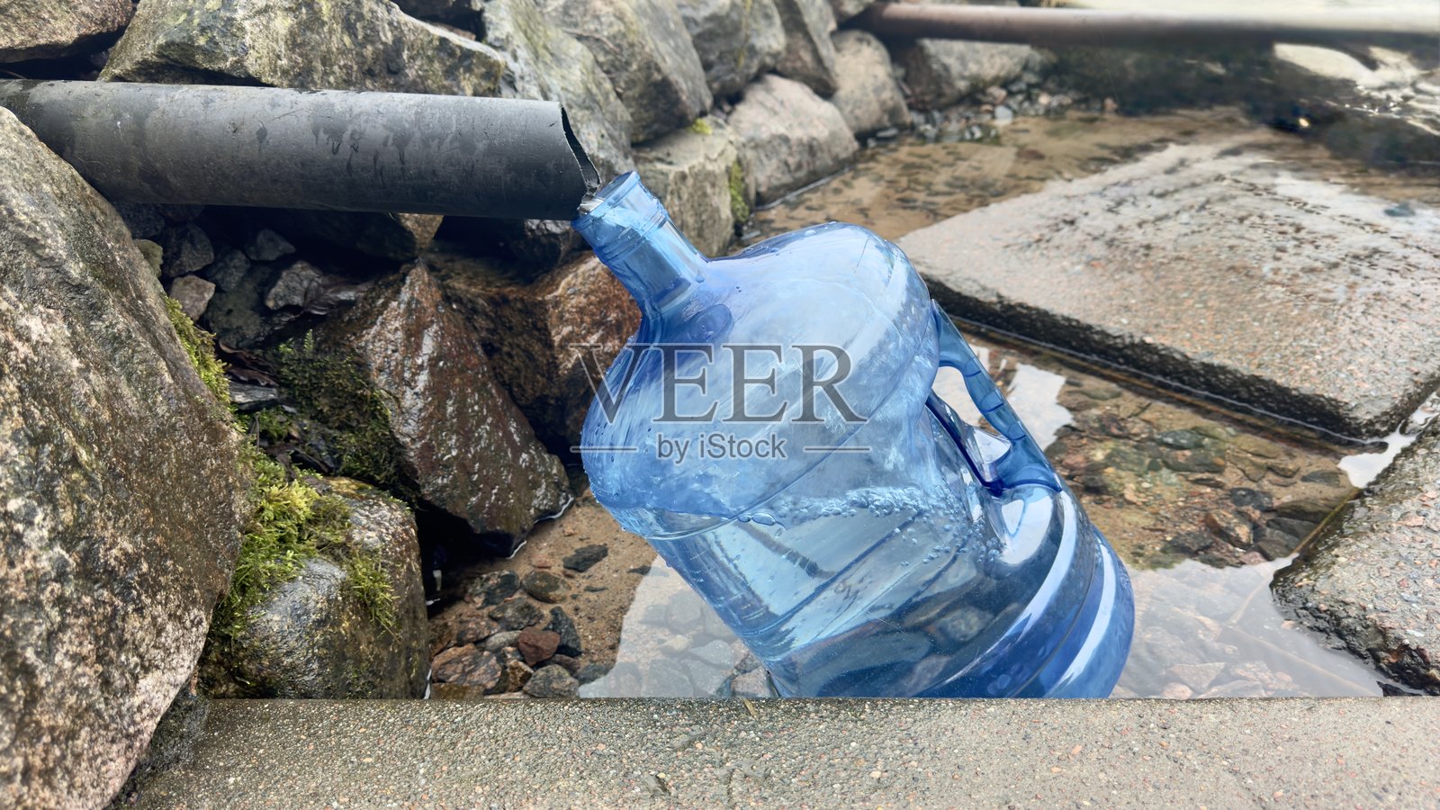 装满来自纯天然水源的饮用水罐照片摄影图片