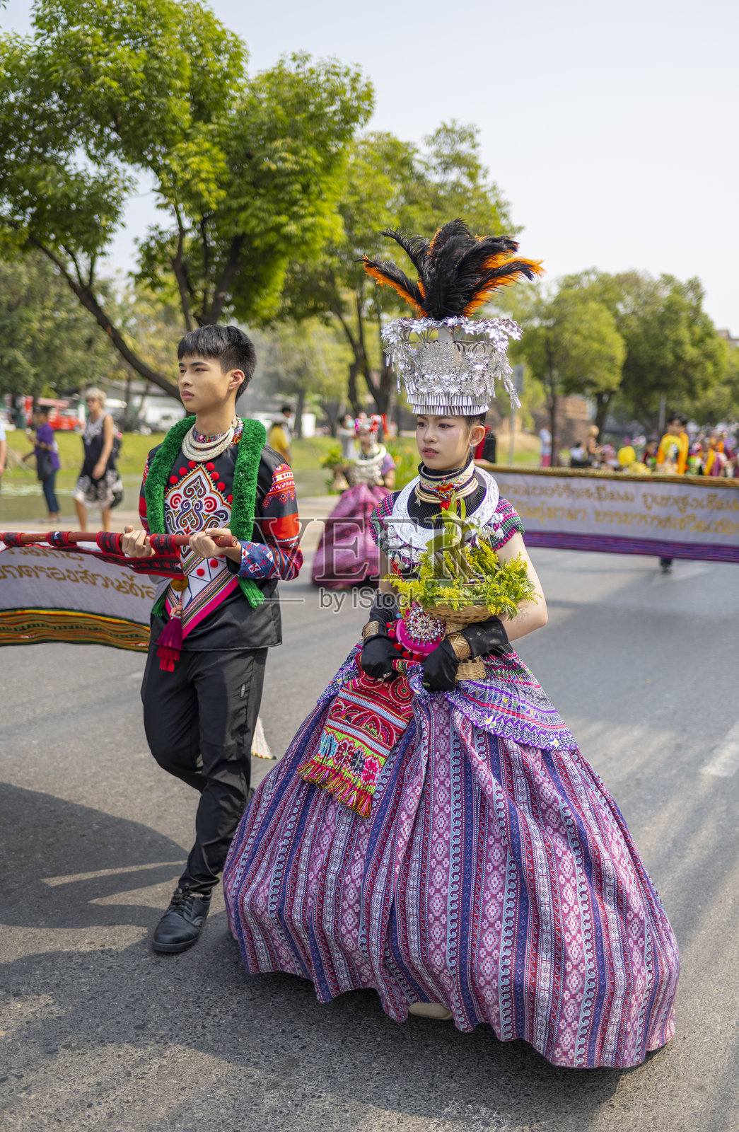 清迈花卉节2025，热闹的游行穿过城市街道。照片摄影图片