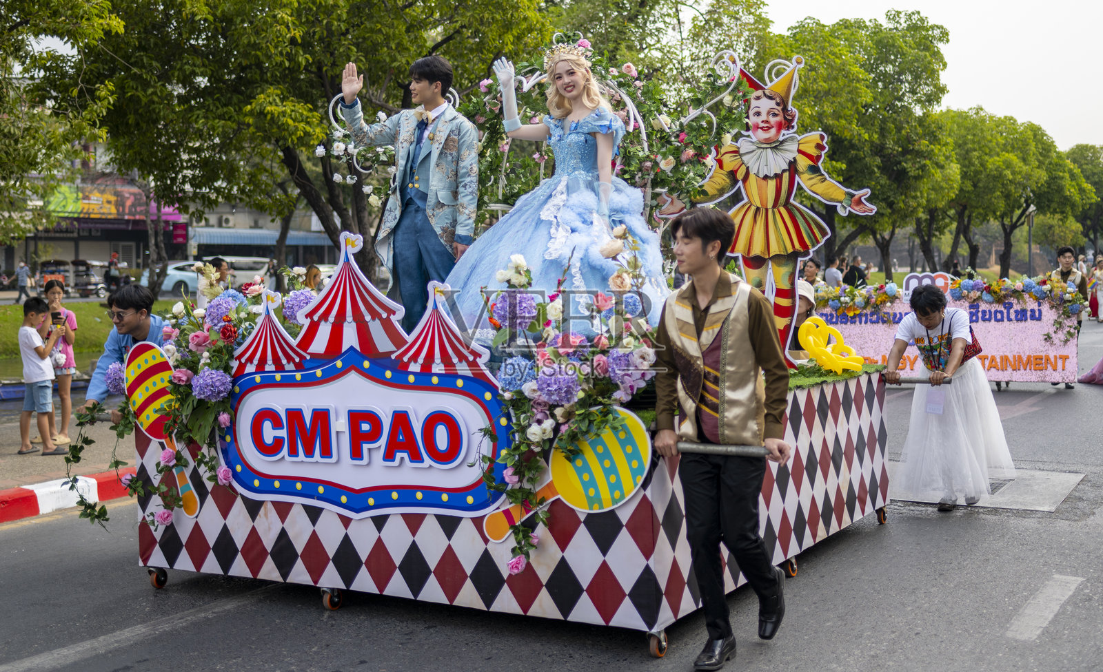 清迈花卉节2025，热闹的游行穿过城市街道。照片摄影图片