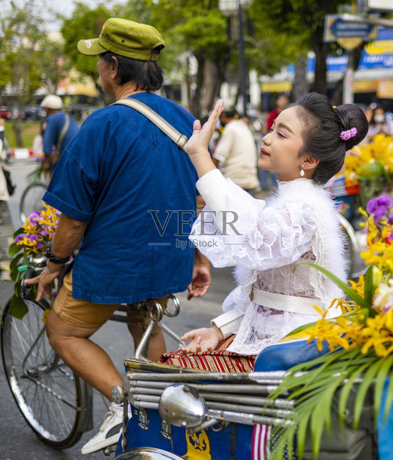 清迈花卉节2025，热闹的游行穿过城市街道。照片摄影图片