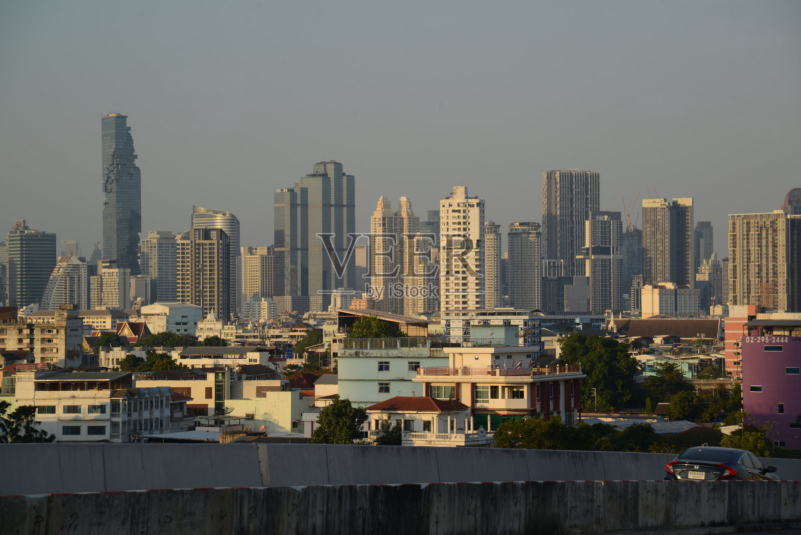东南亚现代建筑的城市全景，摩天大楼和城市天际线，曼谷市中心。照片摄影图片
