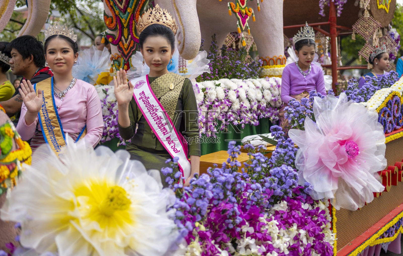 清迈花卉节2025，热闹的游行穿过城市街道。照片摄影图片