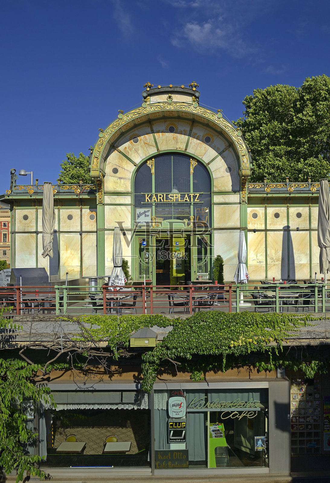 维也纳新艺术运动，查尔斯广场（卡尔斯广场），地铁入口处的新艺术运动亭。照片摄影图片