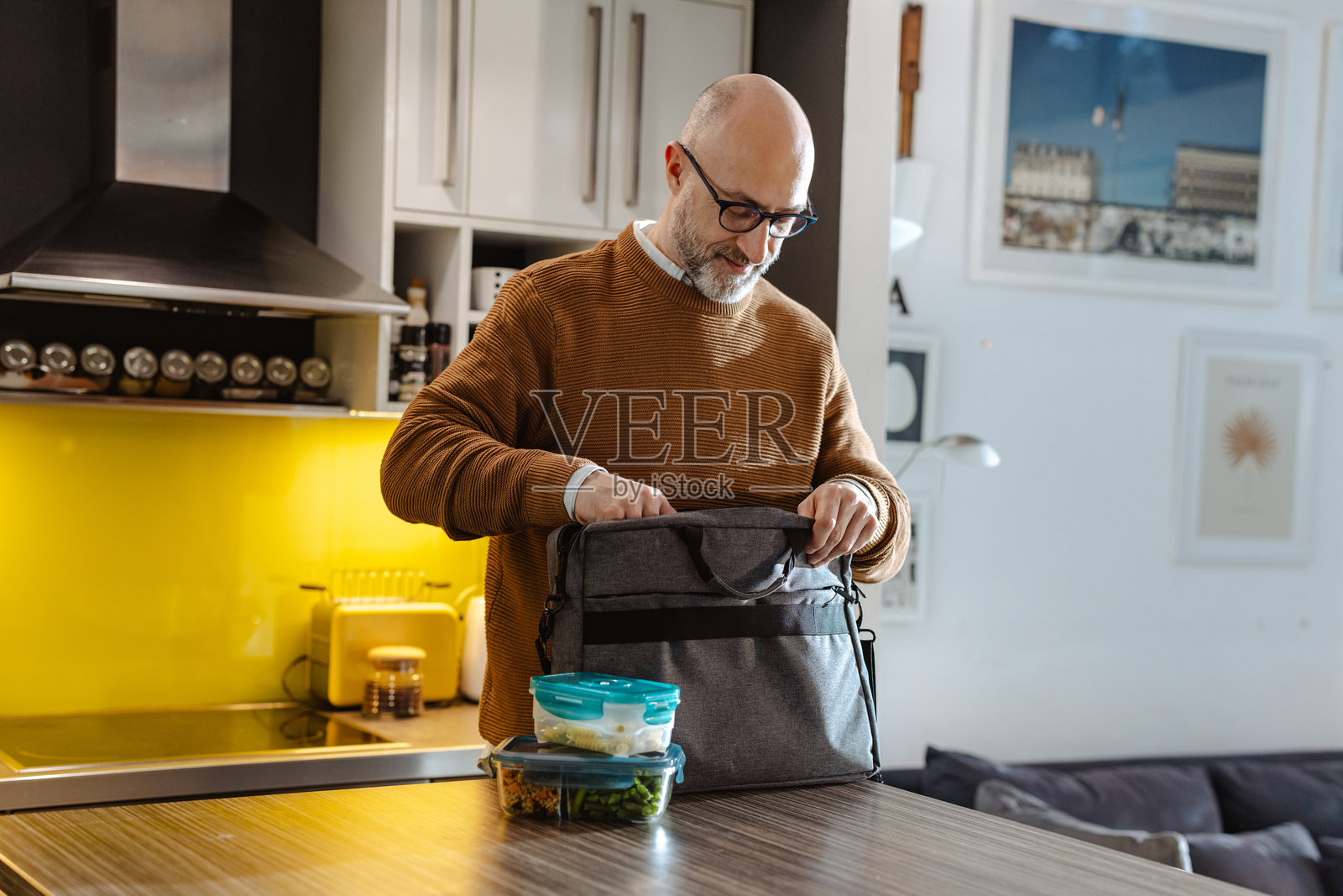 成熟男性在厨房为工作日准备便当照片摄影图片