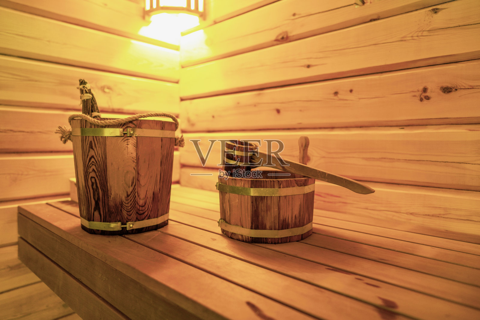 室内的水桶和勺子，蒸汽腾腾的桦树扫帚在浴室里照片摄影图片