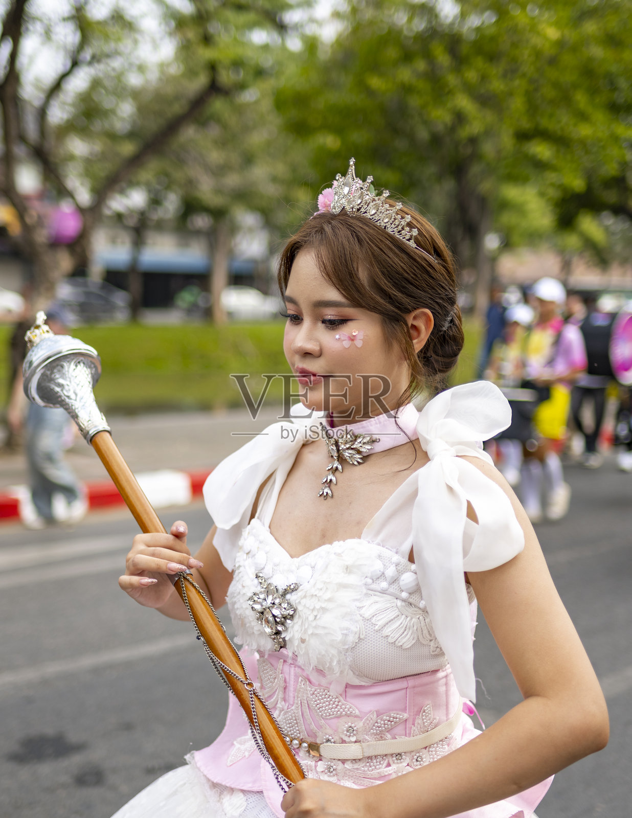 清迈花卉节2025,热闹的游行穿过城市街道。照片摄影图片