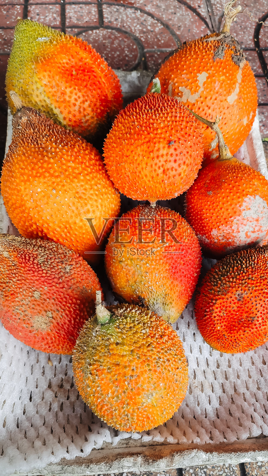 当地亚洲市场的成熟橙色苦瓜果实照片摄影图片