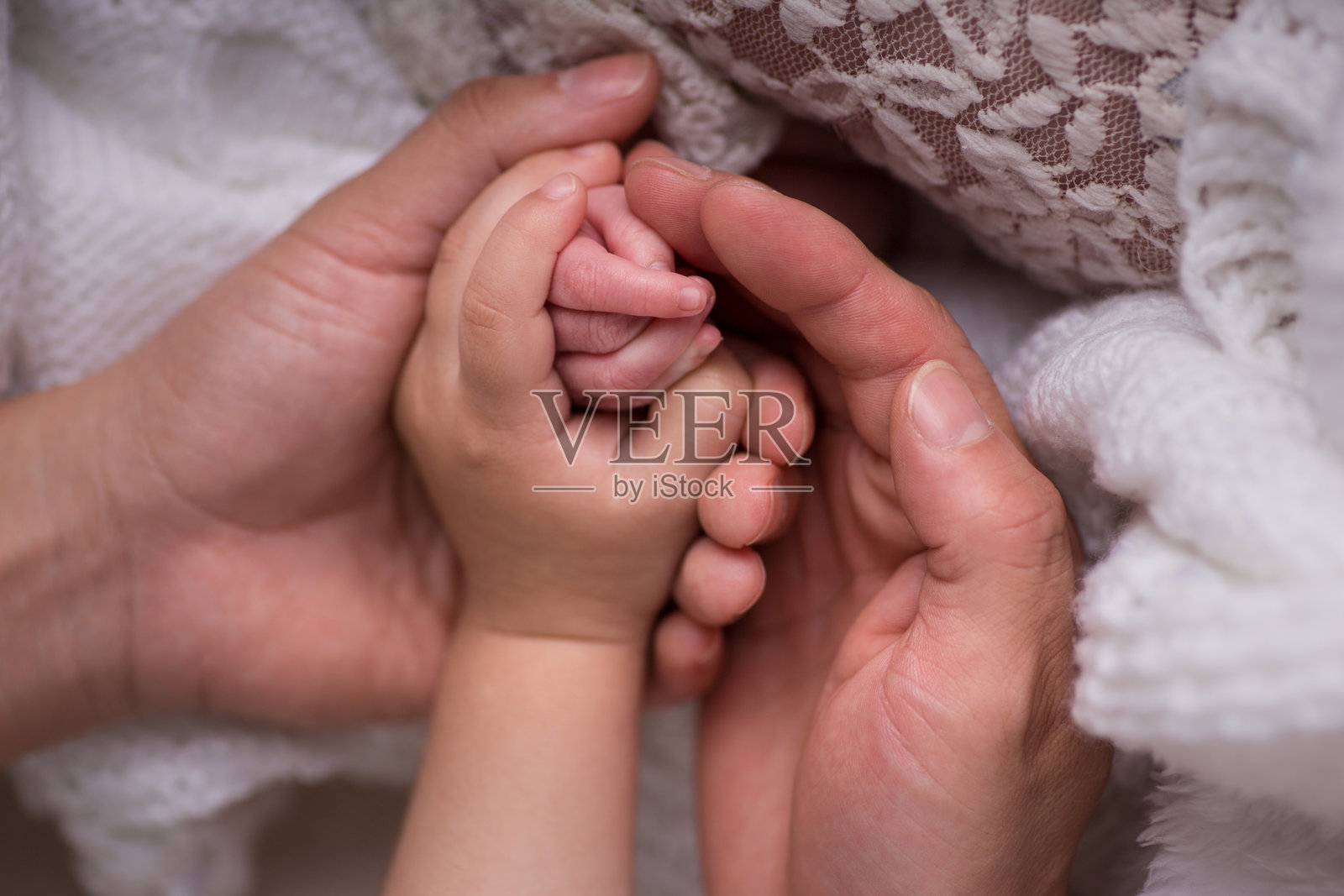 新生儿的小手和手指被紧紧握住的特写镜头照片摄影图片