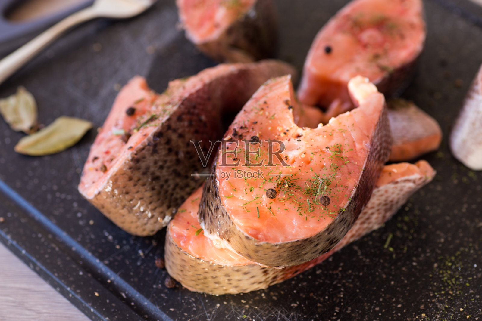 香草黑胡椒三文鱼排照片摄影图片