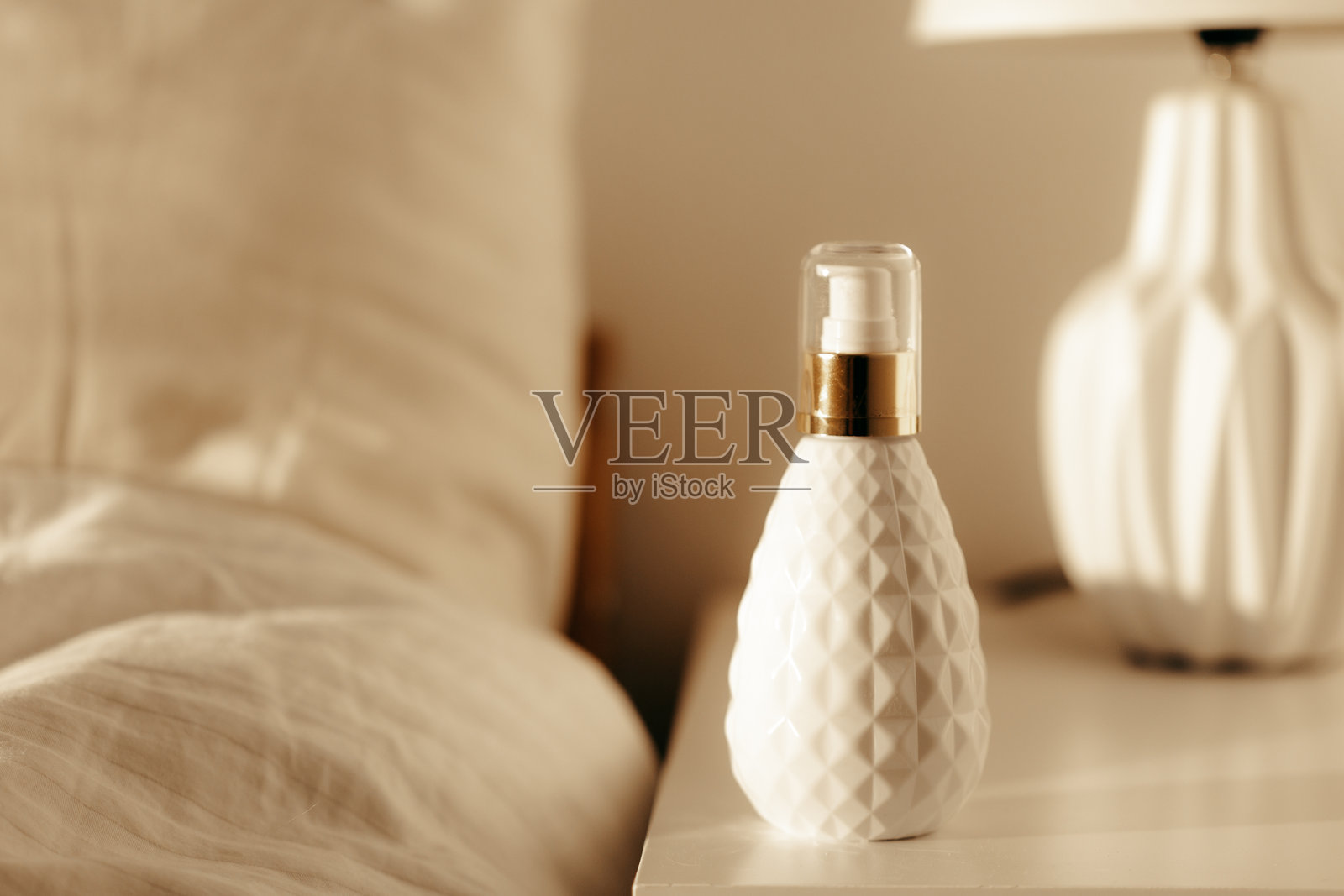 家居装饰瓶，用于奶油或化妆品，白色内饰照片摄影图片