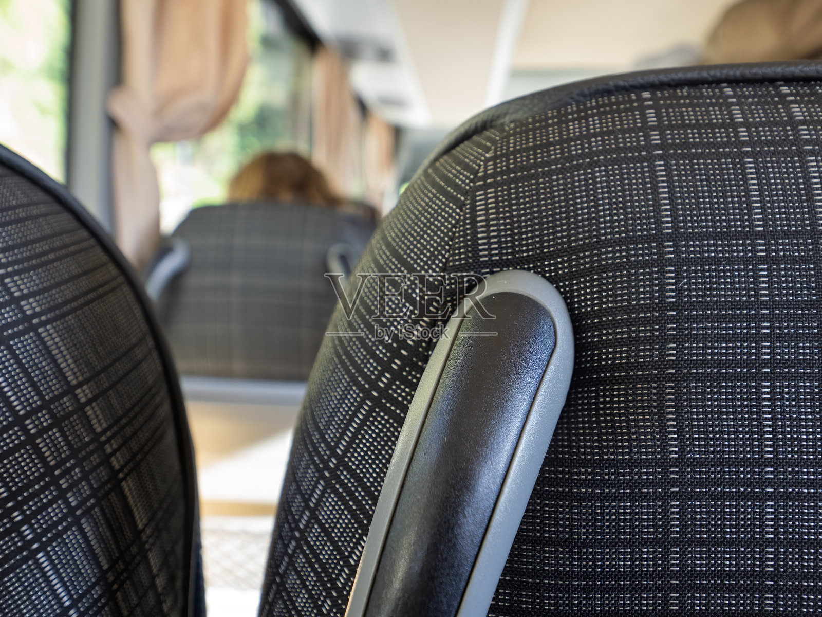 公交车后座的视角。人们坐在长途汽车上。公共交通概念，充满夏日气息。照片摄影图片