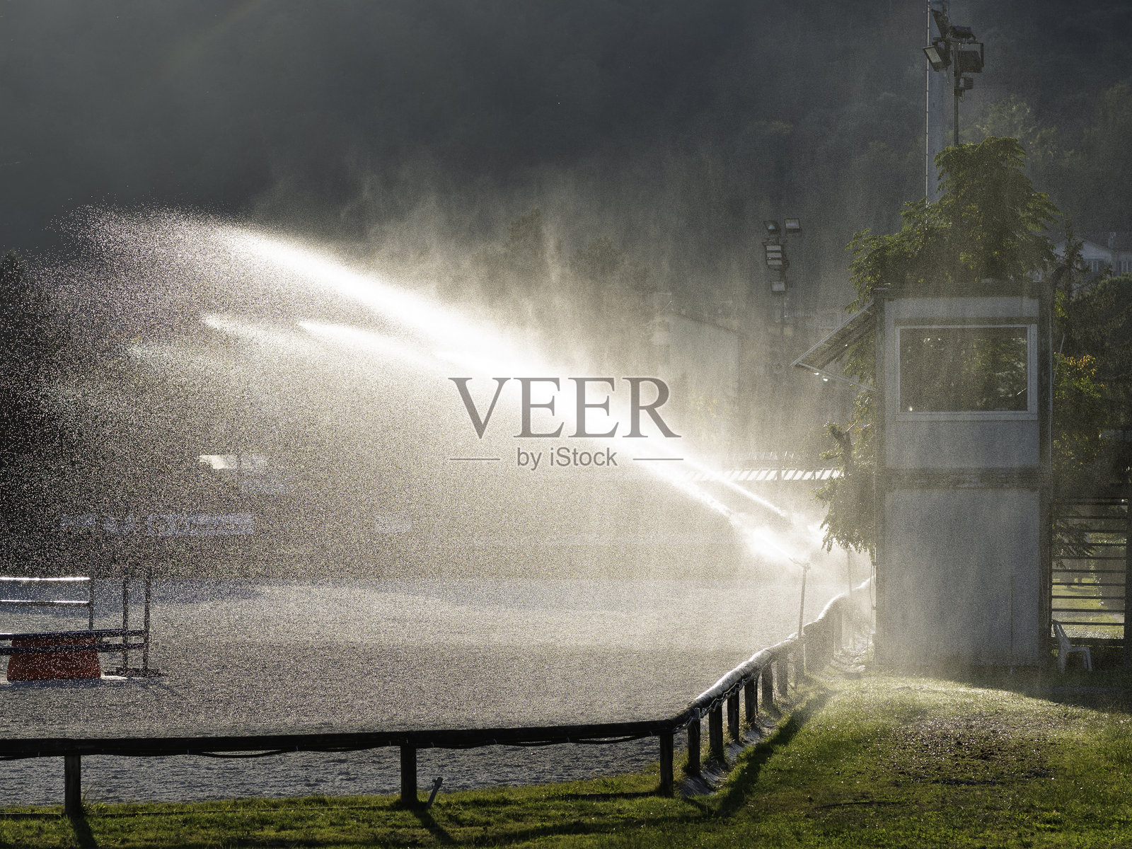 喷灌系统在大型工业农场喷洒新鲜水源以促进草皮生长照片摄影图片