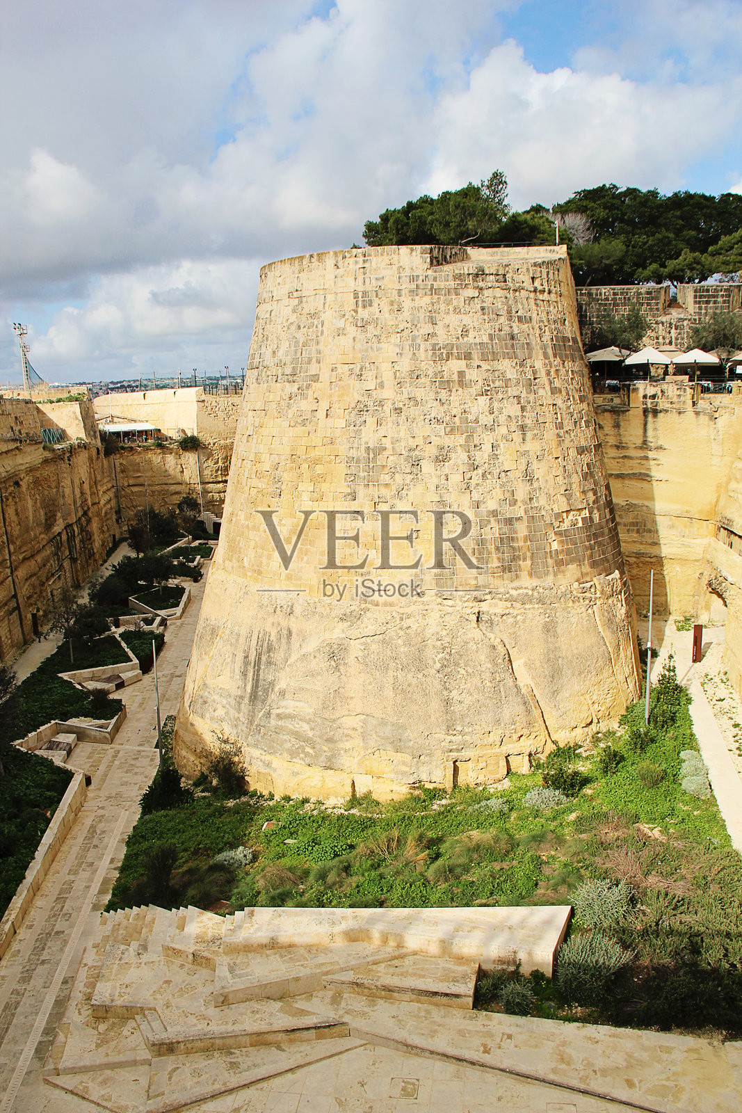 马耳他瓦莱塔 - 2022年12月19日：马耳他首都老城的瓦莱塔护城壕堡垒照片摄影图片
