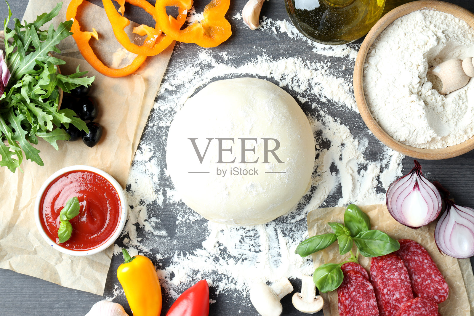 在灰色木质背景上制作比萨的概念照片摄影图片