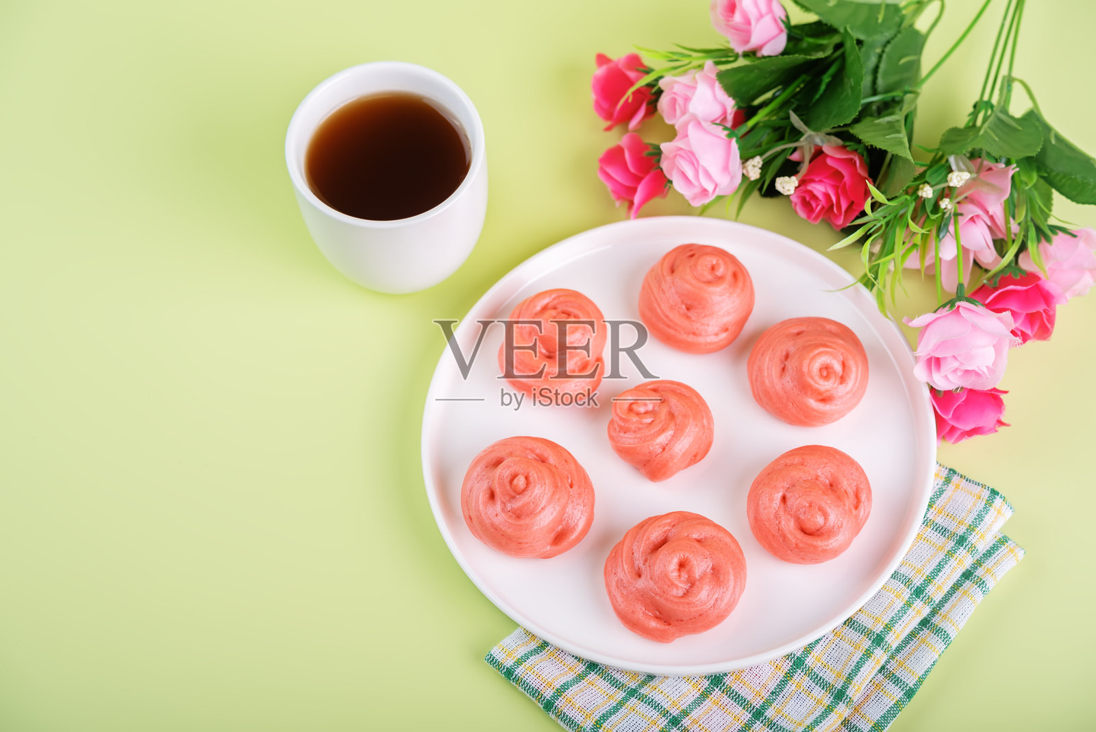 盘子里的玫瑰形蒸包照片摄影图片