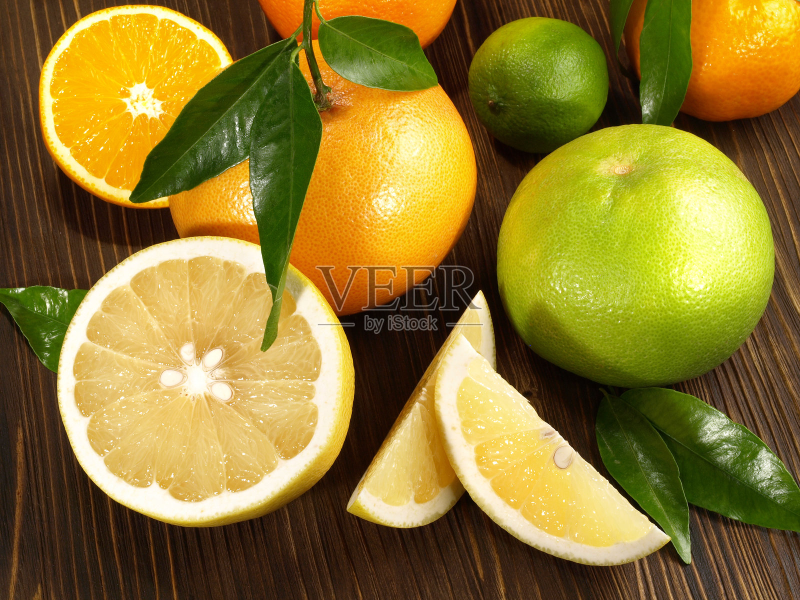 各种柑橘类水果在木质背景上照片摄影图片