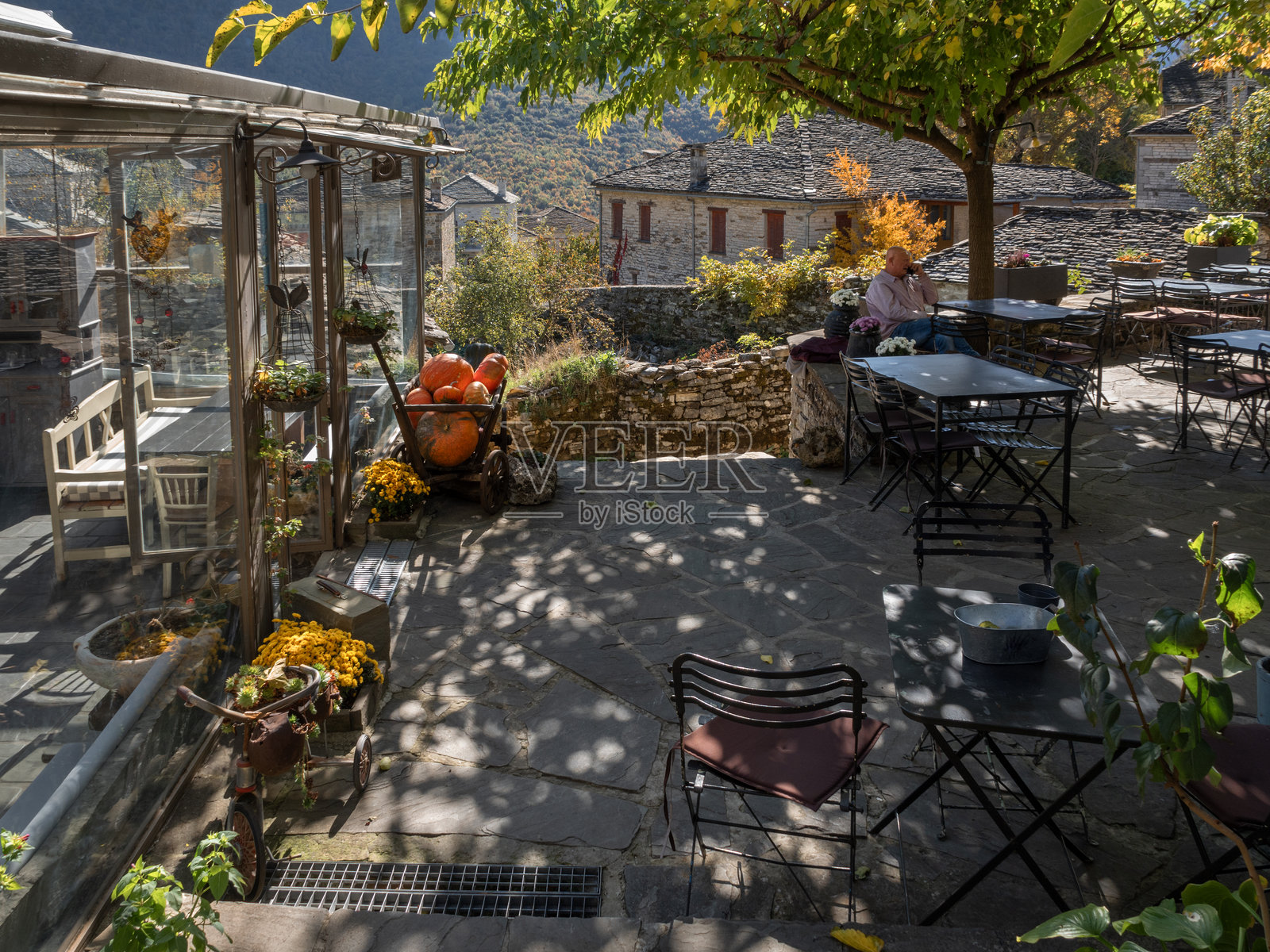 希腊埃皮鲁斯山区旅游小镇帕皮戈的传统石头街道照片摄影图片