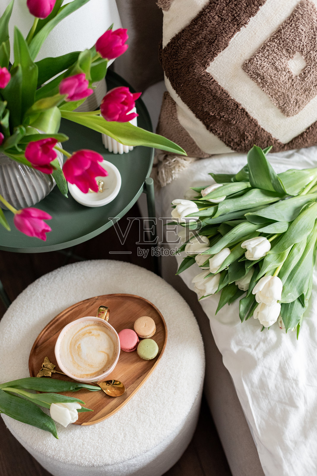 咖啡杯里的卡布奇诺和马卡龙，春天的郁金香花朵，早晨的概念，妇女节照片摄影图片