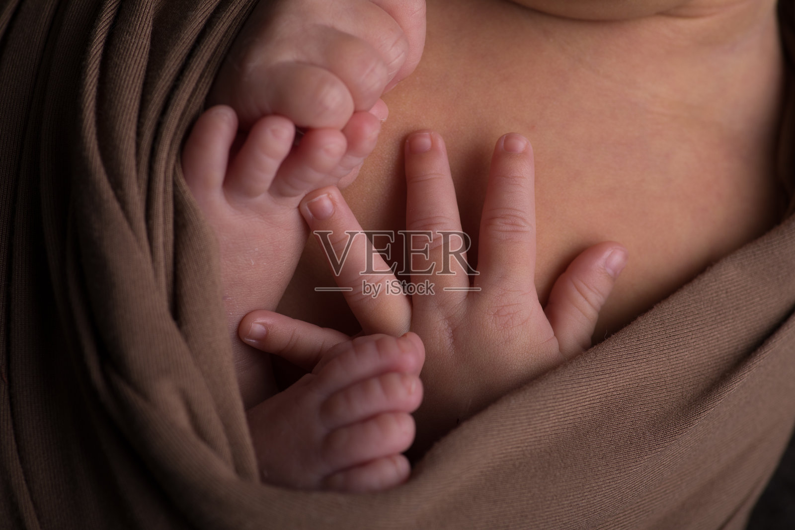 小巧精致的新生儿婴儿手部特写照片摄影图片