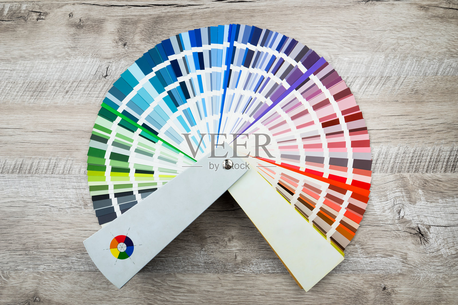 木桌上分解成圆形的颜色样本照片摄影图片